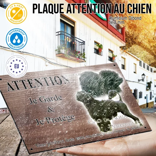 Panneau attention au chien Cão de Água Português avec deux chiens en arrière plan