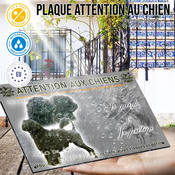 Panneau Cão de Água Português avec deux chiens en arrière plan