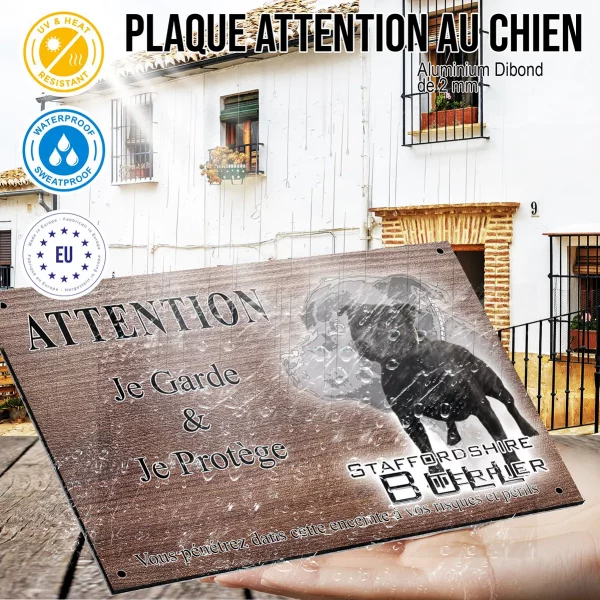 Panneau attention au chien Staffordshire Bull Terrier avec fond stylisé
