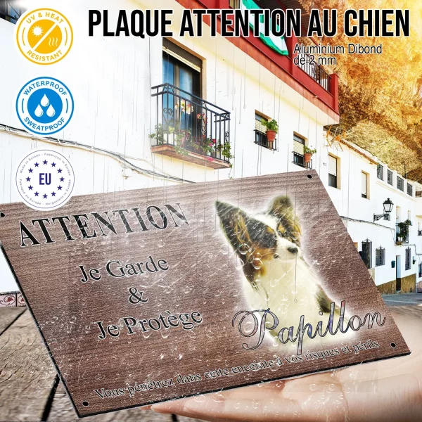 Panneau attention au chien Un Papillon avec un pelage soyeux et des oreilles distinctives