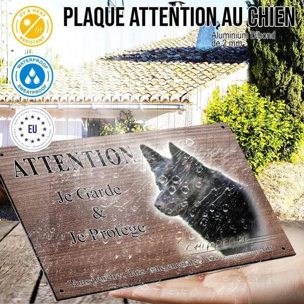 Panneau attention au chien Profil d'un Schipperke noir sur fond flou
