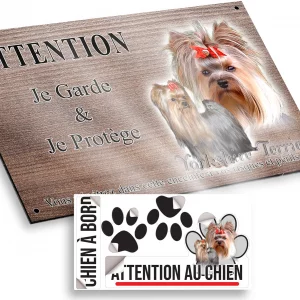 Plaque attention au chien Deux Yorkshire Terriers avec des accessoires mignons