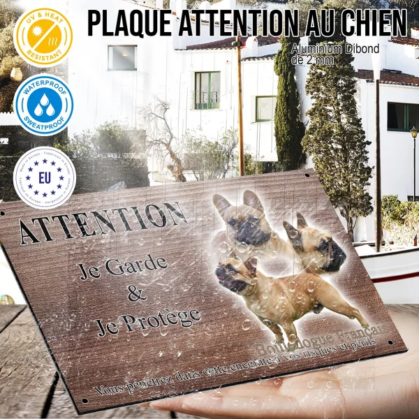 Panneau attention au chien Trois bouldogues français avec un fond flou