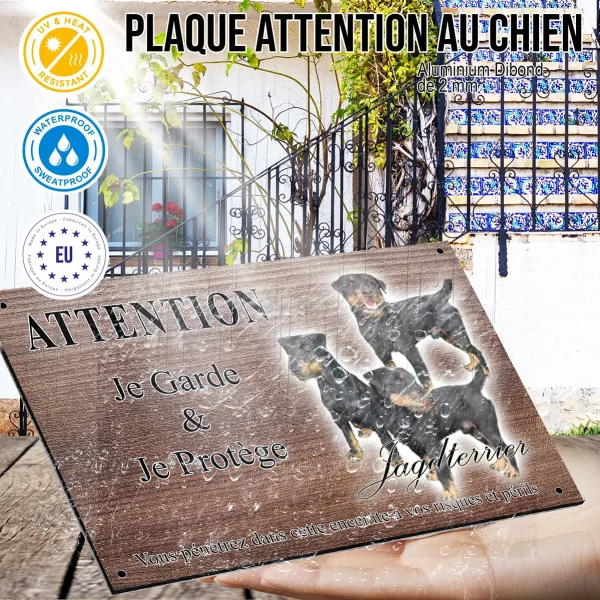 Panneau attention au chien Jagdterrier : trois chiens posant ensemble.