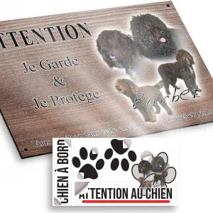 Plaque attention au chien Chien Barbet avec un pelage frisé et varié.