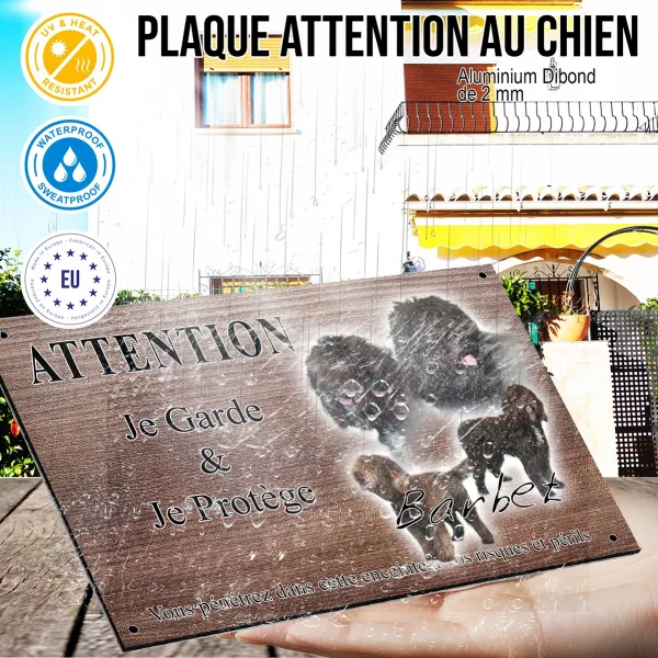 Panneau attention au chien Chien Barbet avec un pelage frisé et varié.