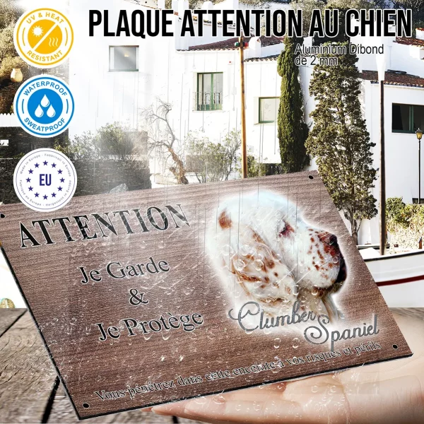 Panneau attention au chien Profil d'un Clumber Spaniel avec un pelage blanc et des taches marron