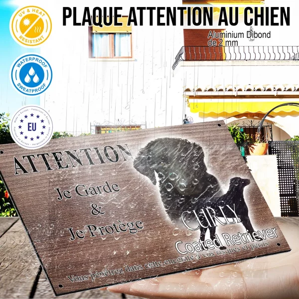 Panneau attention au chien Image de Curly Coated Retriever avec un chiot