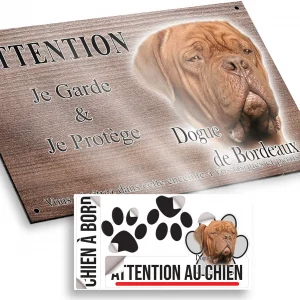Plaque attention au chien Gros plan d'un Dogue de Bordeaux avec texte