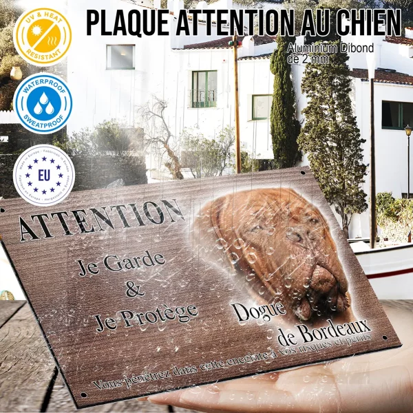Panneau attention au chien Gros plan d'un Dogue de Bordeaux avec texte