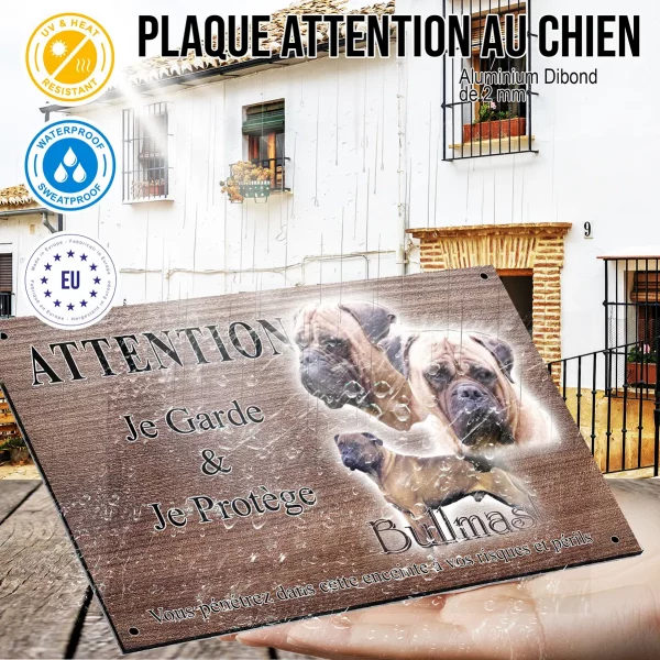 Panneau attention au chien Trois bullmastiffs en gros plan et un en entier