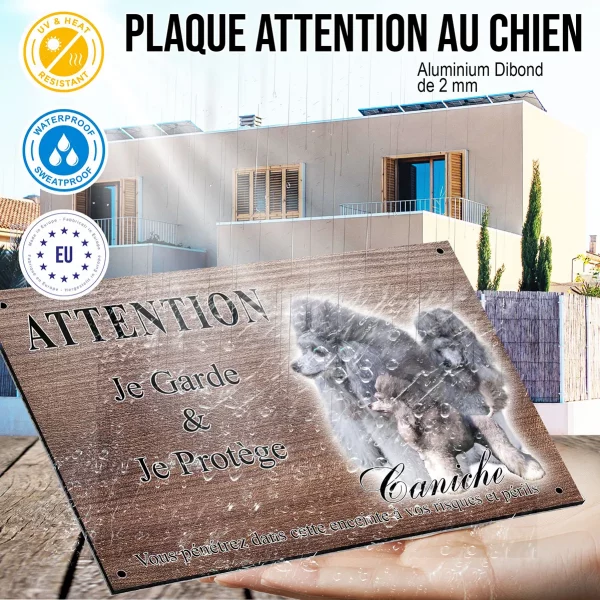 Panneau attention au chien Trois caniches avec des pelages gris élégants