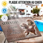 Plaque attention au chien Setter Irlandais Rouge, fond chêne, en situation