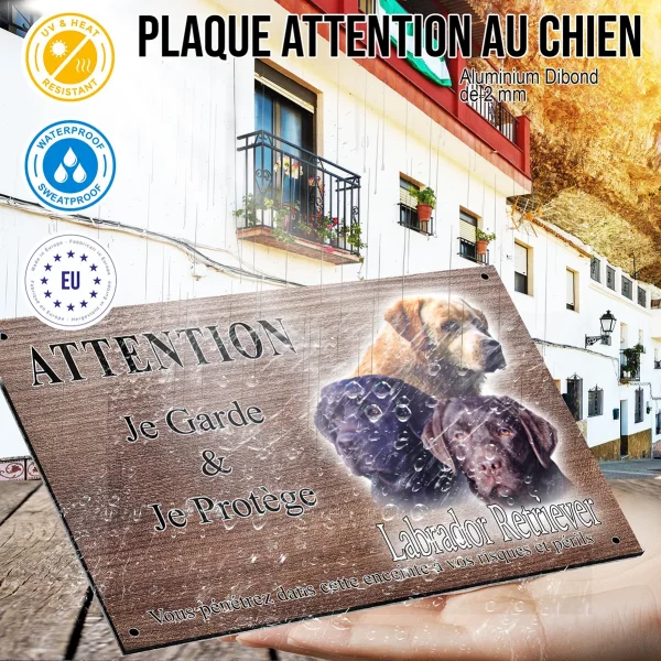 Panneau attention au chien Trois chiens Labrador Retriever portrait