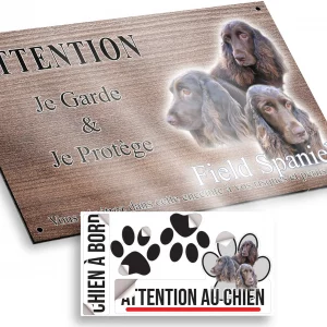 Plaque attention au chien Trois chiens Field Spaniel avec un fond flou