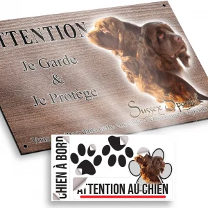 Plaque attention au chien Trois Sussex Spaniels en gros plan sur fond clair