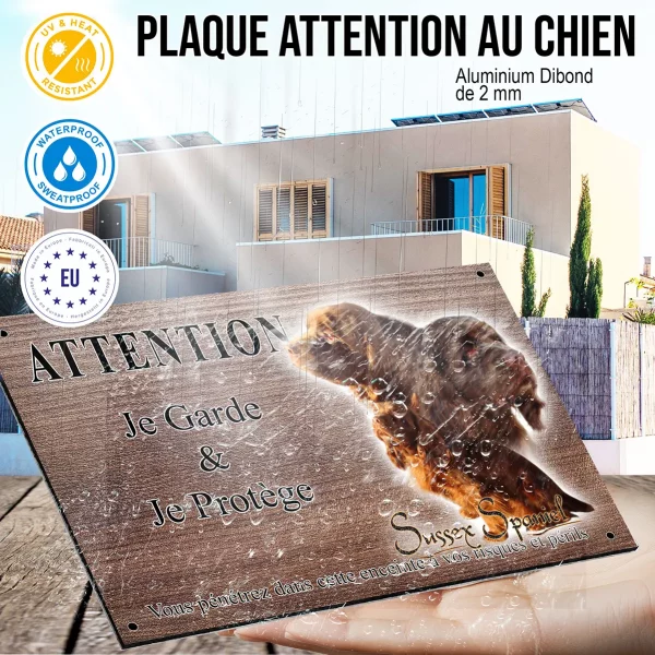 Panneau attention au chien Trois Sussex Spaniels en gros plan sur fond clair