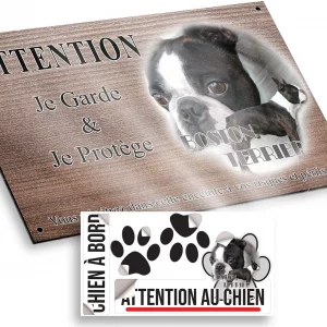 Plaque attention au chien Boston Terrier en gros plan avec un chien entier