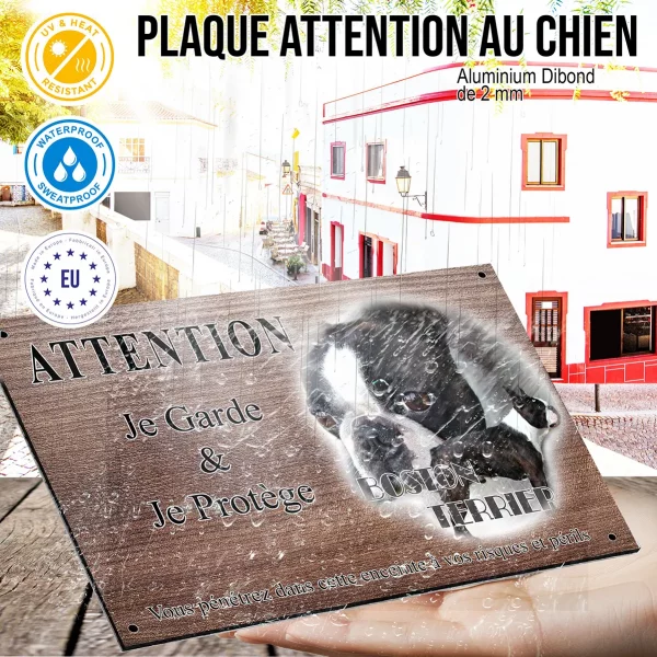 Panneau attention au chien Boston Terrier en gros plan avec un chien entier