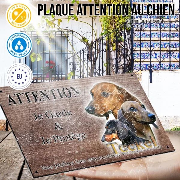 Panneau attention au chien Trois Teckels en gros plan sur fond vert