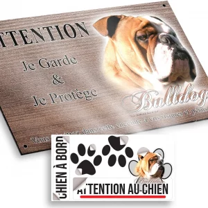 Plaque attention au chien Bulldog en gros plan avec texte