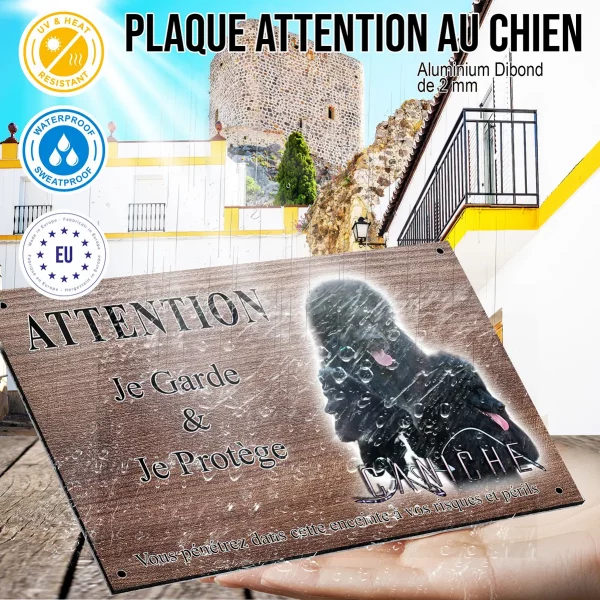 Panneau attention au chien Trois caniches noirs sur fond blanc