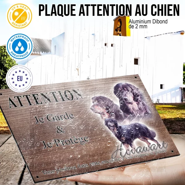 Panneau attention au chien Trois Hovawarts avec une belle robe élégante.