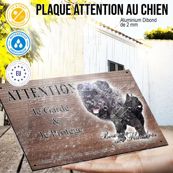 Panneau attention au chien Bouvier des Flandres avec un fond flou