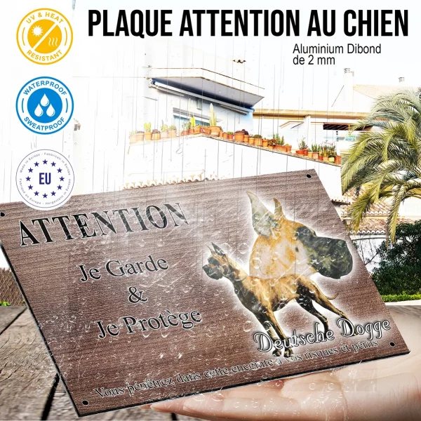 Panneau attention au chien Deutsche Dogge avec tête en arrière plan