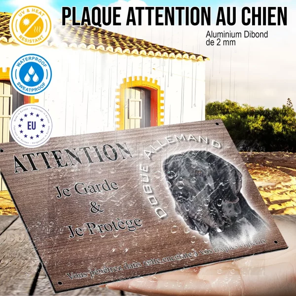 Panneau attention au chien Dogue Allemand en gros plan