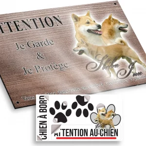 Plaque attention au chien Trois Shiba Inu sur un fond flou