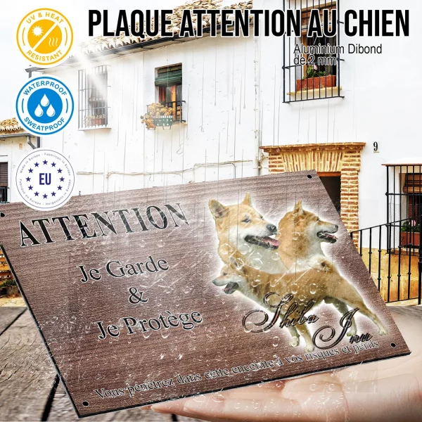 Panneau attention au chien Trois Shiba Inu sur un fond flou