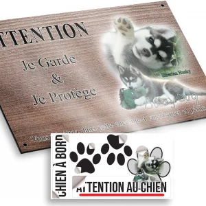 Plaque attention au chien Deux chiots Siberian Husky jouent sur l'herbe verte