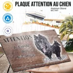 Plaque attention au chien Tête Groenendael, fond chêne, en situation
