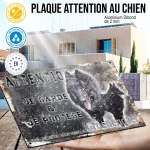Plaque attention au chien Tête Groenendael, fond vintage, en situation