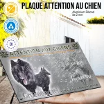 Plaque attention au chien Tête Groenendael, fond chasse, en situation