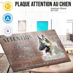 Plaque attention au chien Malinois De Beauté, fond chêne, en situation