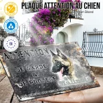 Plaque attention au chien Malinois De Beauté, fond vintage, en situation