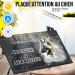 Plaque attention au chien Malinois De Beauté, fond gris anthracite, en situation