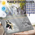 Plaque attention au chien Malinois De Beauté, fond chasse, en situation