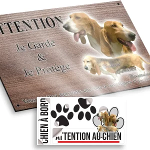 plaque attention au chien Basset Artésien Normand en trois poses différentes.