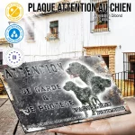 Plaque attention au chien Épagneul Bleu De Picardie, fond vintage, en situation