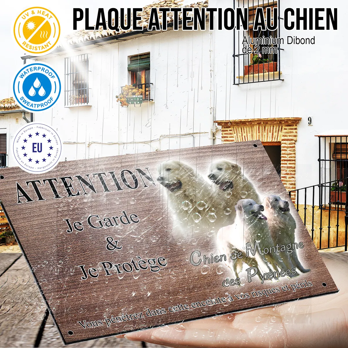 panneau attention au chien Groupe de chiens de Montagne des Pyrénées en arrière plan vert