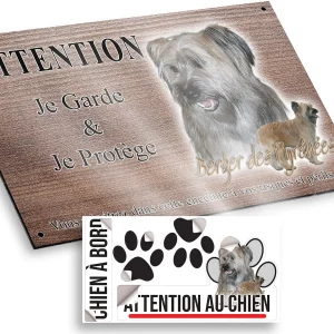 plaque attention au chien Gros plan d'un Berger des Pyrénées avec un autre chien en arrière plan