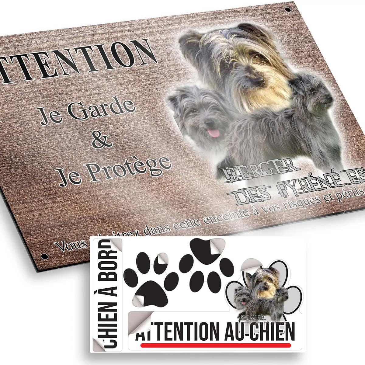 plaque attention au chien Trois chiens Berger des Pyrénées sur fond flou