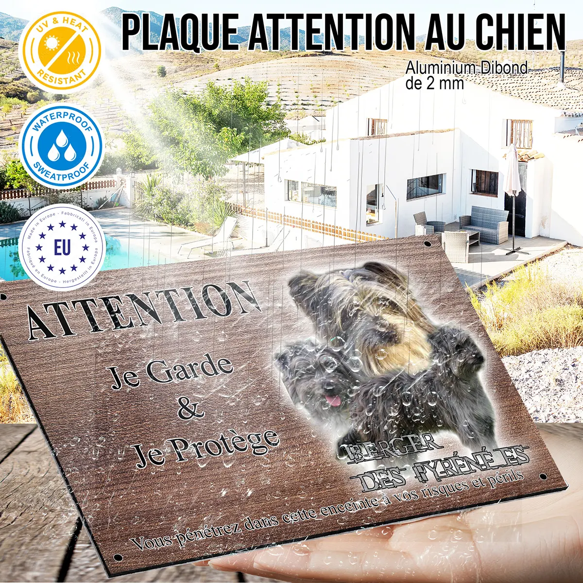 panneau attention au chien Trois chiens Berger des Pyrénées sur fond flou