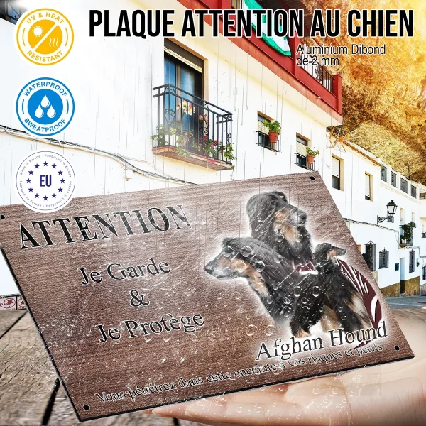 panneau attention au chien Afghan Hound avec un pelage long et soyeux