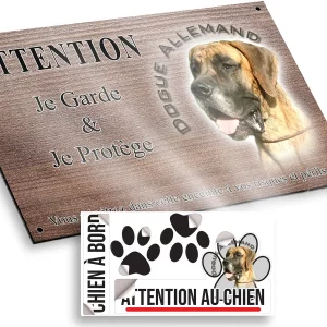 plaque attention au chien Portrait d'un Dogue Allemand à la fourrure bringée.