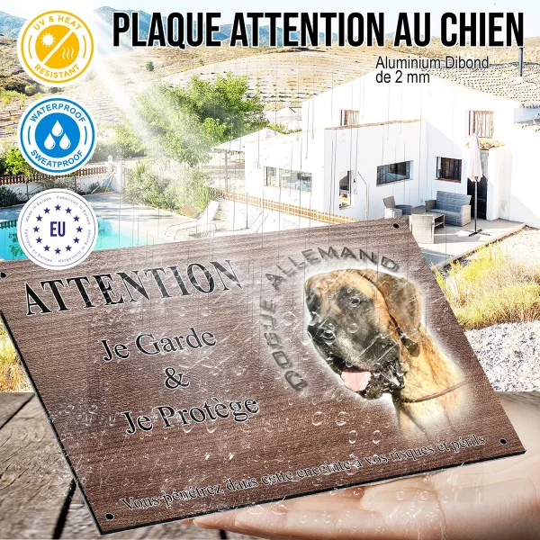 panneau attention au chien Portrait d'un Dogue Allemand à la fourrure bringée.