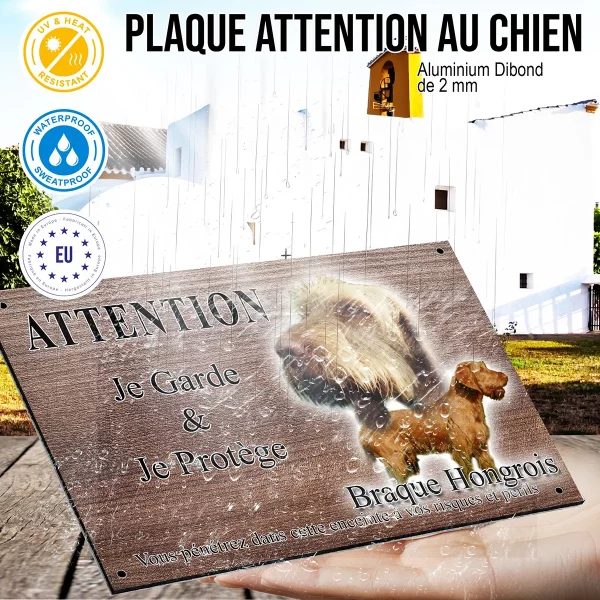 panneau attention au chien Image de deux Braques Hongrois sur un fond naturel.